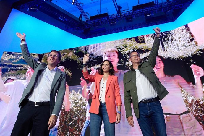 (I-D) El alcalde de Madrid y candidato a la reelección por el PP, José Luis Martínez-Almeida; la presidenta de la Comunidad de Madrid y candidata a la reelección por el PP, Isabel Díaz Ayuso y el presidente del PP, Alberto Núñez Feijóo, durante el acto 