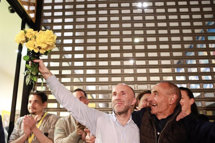 El alcalde Ourense y candidato a la reelección por Democracia Ourensana, Gonzalo Pérez Jácome (2d), sujeta un ramo de flores a su llegada a realizar el seguimiento de la jornada electoral en la sede de Democracia Ourensana, a 28 de mayo de 2023, en Oure