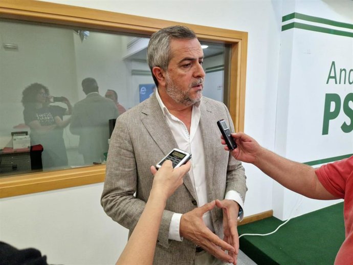 Juan Antonio Lorenzo atiende a los medios en la sede provincial del PSOE