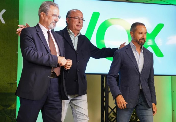 Los candidatos a la alcaldía y a la Generalitat Valenciana de Vox, Juan Manuel Badenas y Carlos Flores Juberías junto con Ignacio Gil Lazaro comparecen antes de los resultados finales.