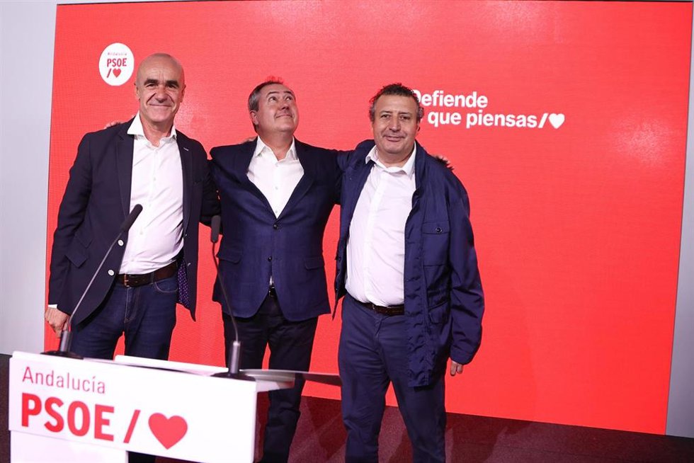 El secretario general del PSOE de Andalucía, Juan Espadas (c) junto al exalcalde de Sevilla, Antonio Muñoz (i) y el presidente del PSOE de Sevilla, Javier Fernández, (D) en rueda de prensa del seguimiento de la jornada electoral, a 28 de mayo de 2023 en