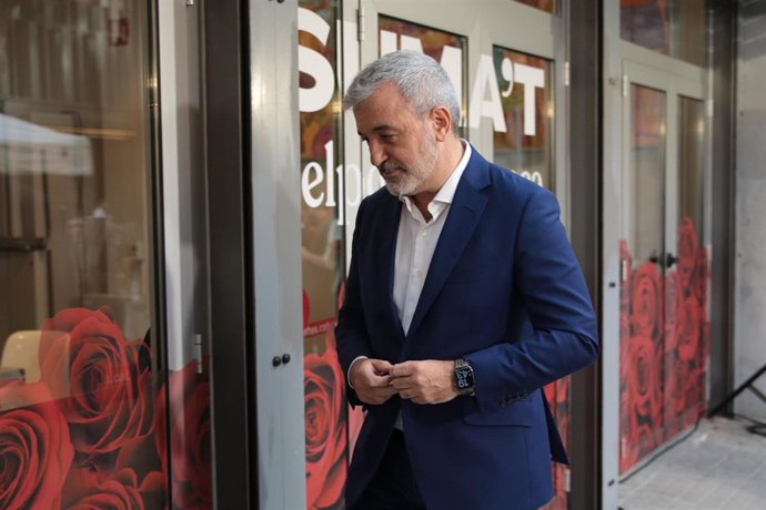 El candidato del PSC a la alcaldía de Barcelona, Jaume Collboni, a su llegada a realizar el seguimiento de la jornada electoral en la sede del PSC