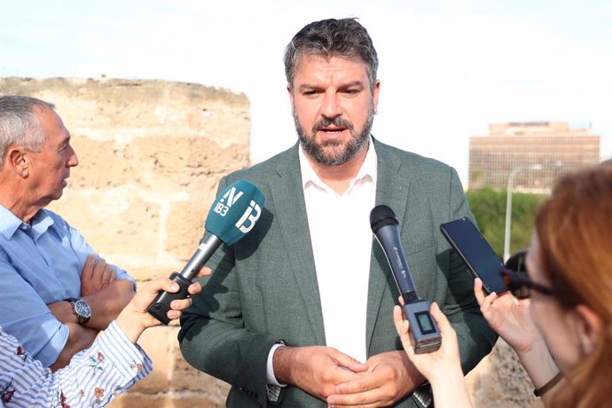 El coordinador de MÉS per Mallorca y candidato a la presidencia del Govern, Lluís Apesteguia, durante un acto de Més per Mallorca en el Mirador Baluard del Príncep.