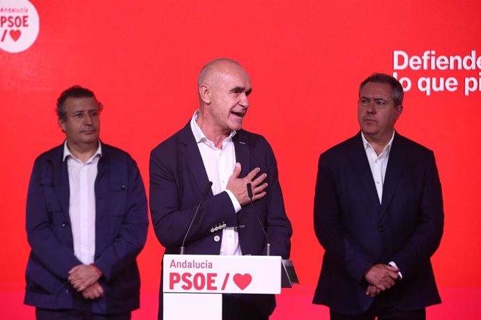 El alcalde en funciones y candidato del PSOE a la Alcaldía de Sevilla, Antonio Muñoz, flanqueado por Juan Espadas, a la derecha, y Javier Fernández, a la izquierda, en la sede de San Vicente.