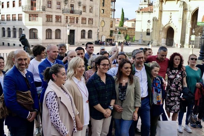 Carolina López, en el centro