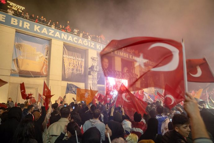 Los partidarios del Partido de la Justicia y el Desarrollo celebran la victoria de Recep Tayyip Erdogan en las calles y frente a la Presidencia Provincial de Estambul.