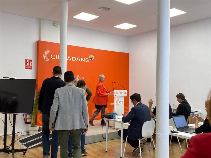 La candidata de Cs a la Alcaldía de Barcelona, Anna Grau, durante una comparecencia este domingo en la sede de la formación en Barcelona