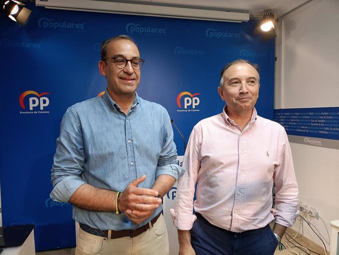 El candidato del PP a la Alcaldía de Cáceres, Rafael Mateos, y el presidente provincial del PP, Laureano León.
