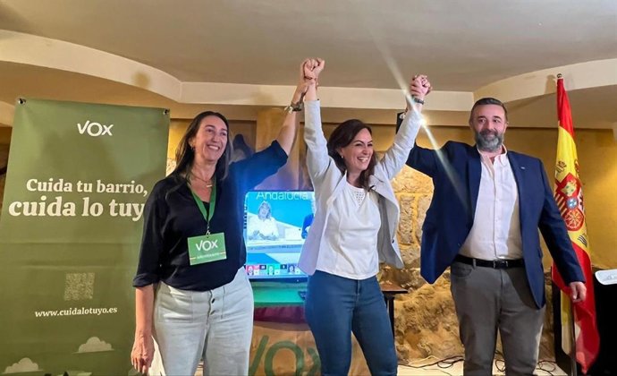 Yolanda Almagro con Paula Badanelli y Rafael Saco, los tres concejales de Vox en el mandato 2023-207.
