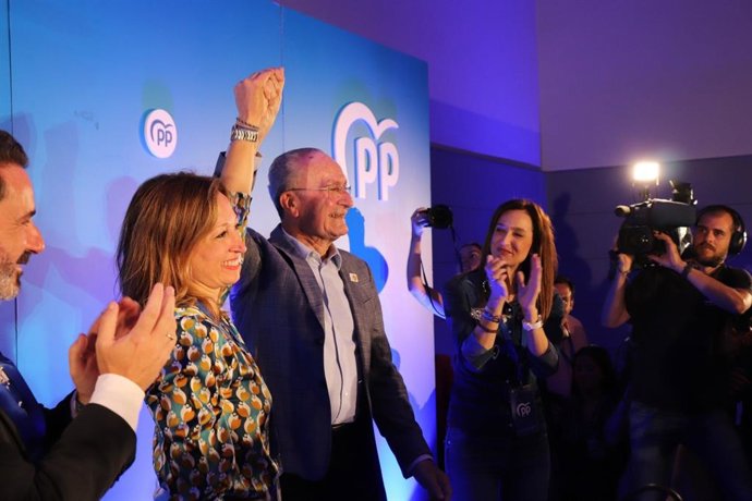 La presidetna del PP de Málaga, Patricia Navarro, y el alcalde y candiato a la reelección, Francisco de la Torre.