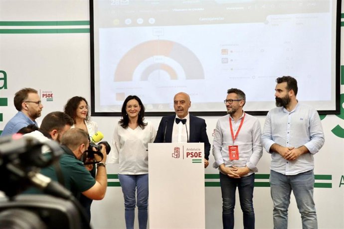 El candidato del PSOE a la Alcaldía de Córdoba, Antonio Hurtado (centro), en rueda de prensa tras conocer los resultados del 28M.