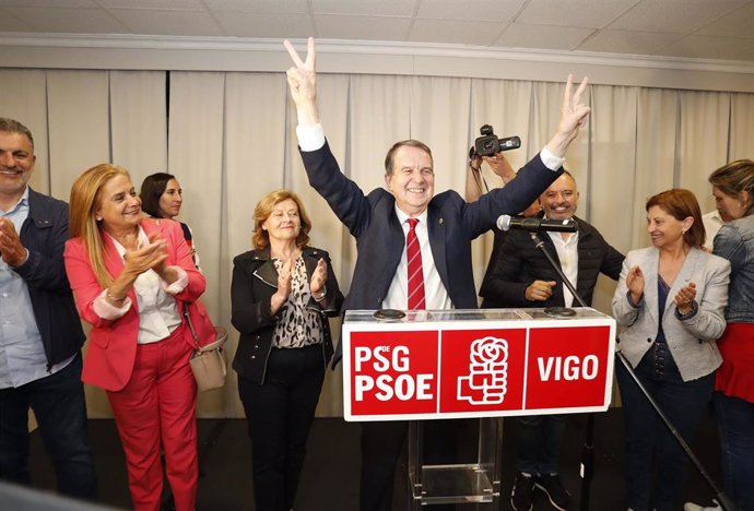 El alcalde de Vigo y candidato a la reelección por el PSOE, Abel Caballero (c),celebra la victoria en las elecciones de 2023, en las que ha obtenido 19 de 27 concejales.
