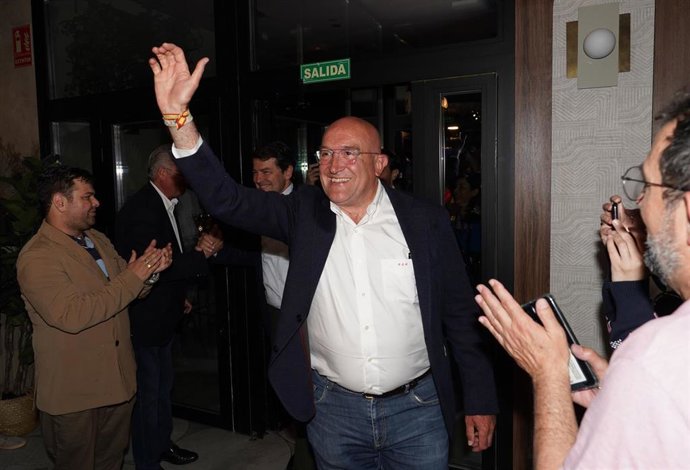 El candidato del PP a la Alcaldía de Valladolid, Jesús Julio Carnero, a su llegada al seguimiento de la jornada electoral.
