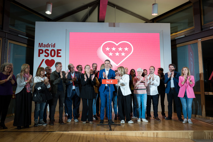 El candidato del PSOE a la Presidencia de la Comunidad de Madrid, Juan Lobato, comparece en una rueda de prensa durante el seguimiento de la jornada electoral en el Colegio de Arquitectos de Madrid (COAM), a 28 de mayo de 2023, en Madrid (España). 