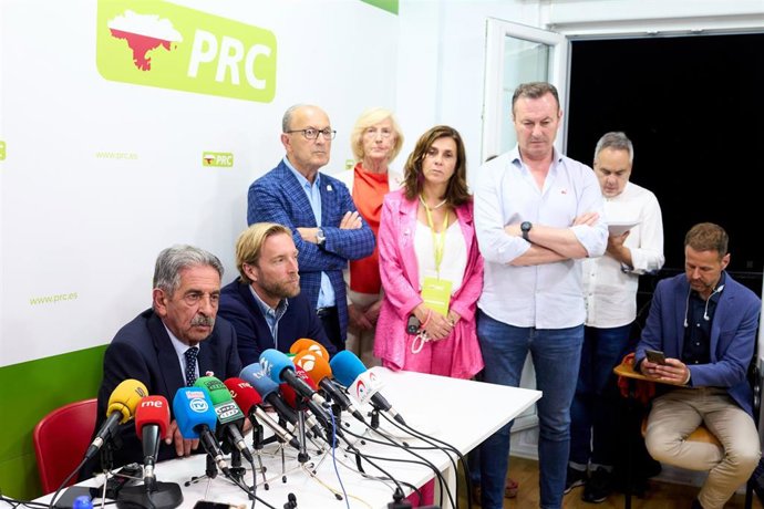 El líder del PRC, Miguel Ángel Revilla, y el candidato a la Alcaldía de Santander, Felipe Piña, valoran junto a otros miembros del partido el resultado electoral