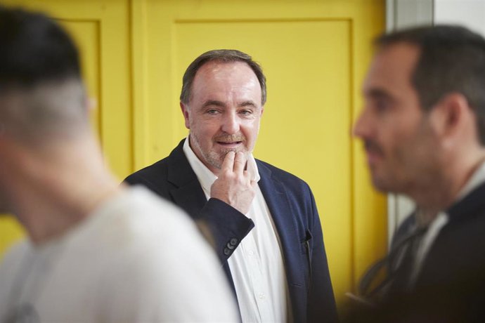 El candidato de UPN a la Presidencia del Gobierno de Navarra, Javier Esparza, vota para las elecciones municipales y autonómicas de 2023, a 28 de mayo de 2023, en Pamplona, Navarra (España). Hoy, 28M, se celebran en España elecciones municipales en un t