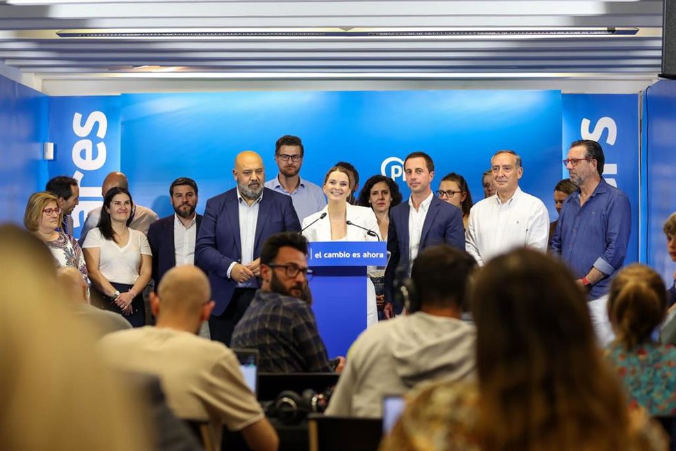Los candidatos electos del PP al Govern balear, Consell de Mallorca y Ayuntamiento de Palma, Marga Prohens, Jaime Martínez, Llabrés y Lloren Galmés, en rueda de prensa