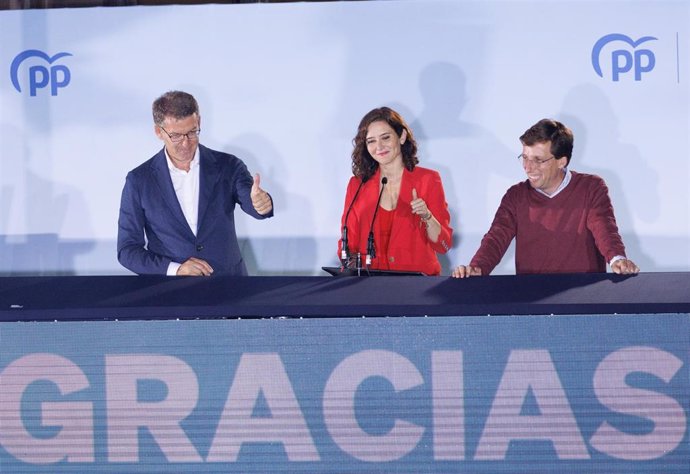 (I-D) El líder del Partido Popular, Alberto Núñez Feijóo; la presidenta de la Comunidad de Madrid y candidata a la reelección, Isabel Díaz Ayuso, y el alcalde de Madrid y candidato a la reelección, José Luis Martínez-Almeida, celebran la victoria del pa