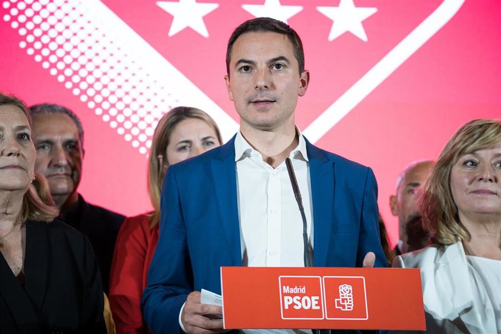 El candidato del PSOE a la Presidencia de la Comunidad de Madrid, Juan Lobato, comparece en una rueda de prensa durante el seguimiento de la jornada electoral en el Colegio de Arquitectos de Madrid (COAM), a 28 de mayo de 2023