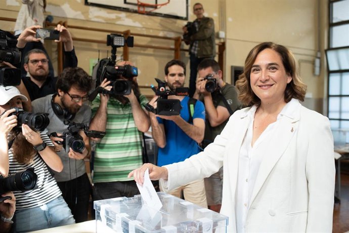 La alcaldesa y candidata a la reelección por Barcelona en Comú, Ada Colau, ejerce el derecho a voto en el Institut La Sedeta, a 28 de mayo de 2023, en Barcelona, Cataluña (España). Hoy, 28M, se celebran elecciones municipales en un total de 8.131 ayunta