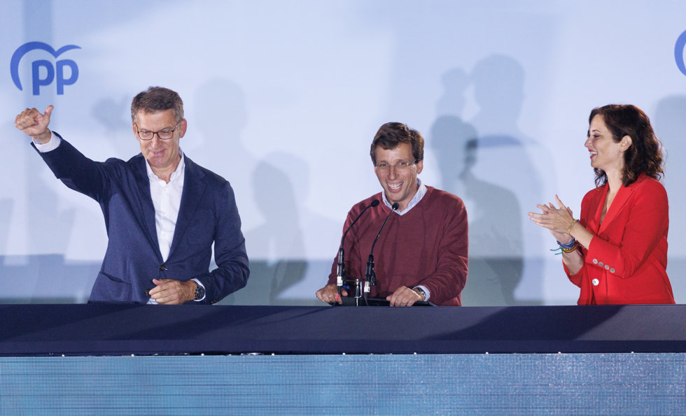(I-D) El líder del Partido Popular, Alberto Núñez Feijóo; el alcalde de Madrid, José Luis Martínez-Almeida, y la presidenta de la Comunidad de Madrid , Isabel Díaz Ayuso, celebran la victoria.