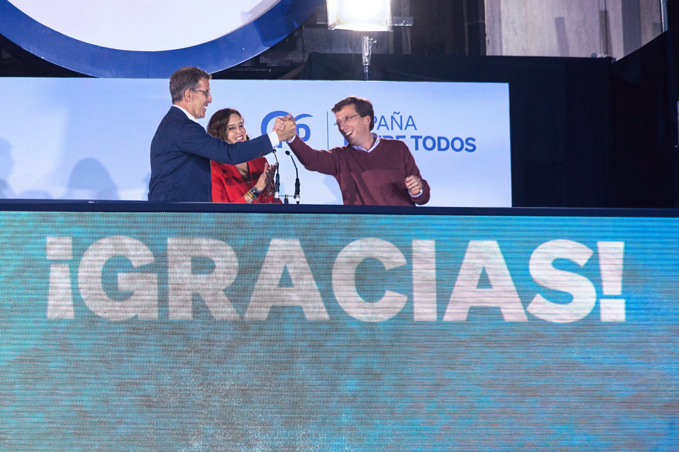 (I-D) El líder del Partido Popular, Alberto Núñez Feijóo; la presidenta de la Comunidad de Madrid y candidata a la reelección, Isabel Díaz Ayuso, y el alcalde de Madrid y candidato a la reelección, José Luis Martínez-Almeida.
