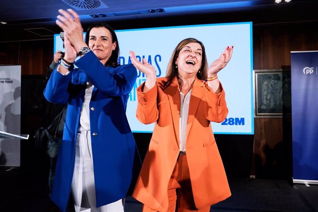 La candidata del PP a la Alcaldía de Santander, Gema Igual (i), y la candidata del PP a la Presidencia de Cantabria, María José Sáenz de Buruaga (d), celebran la victoria electoral del PP