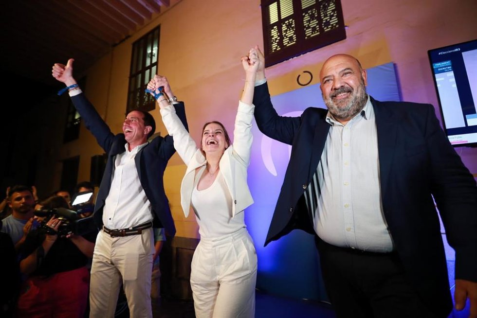 Los candidatos electos al Govern, Consell de Mallorca y Ayuntamiento de Palma, Marga Prohens, Lloren Galmés y Jaime Martínez, celebran la victoria electoral en la sede de Palau Reial