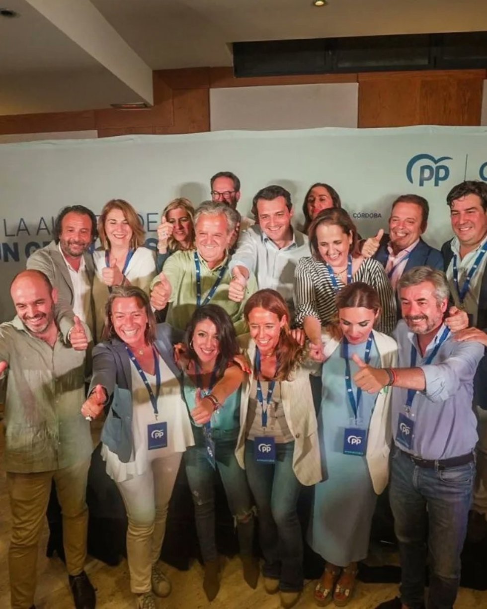 El candidato del PP a la reelección como alcalde de Córdoba, José María Bellido (en la parte de arriba, en el centro), junto a su candidatura.