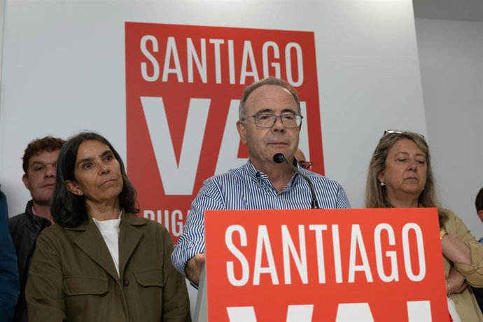 O alcalde de Santiago e candidato socialista á reelección, Xosé Sánchez Bugallo, intervén durante o seguimento da xornada electoral na sede do PSdG de Santiago de Compostela, a 28 de maio de 2023, en Santiago de Compostela, A Coruña, Galici