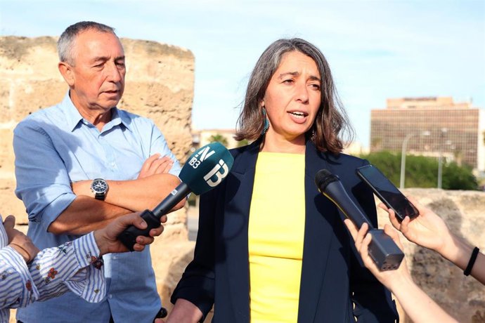 La candidata a la alcaldía de Palma por MÉS-Estimam Palma, Neus Truyol, y el candidato a la presidencia de la Generalitat Valenciana y diputado en el Congreso por Compromís, Joan Baldoví, durante un acto de Més per Mallorca.