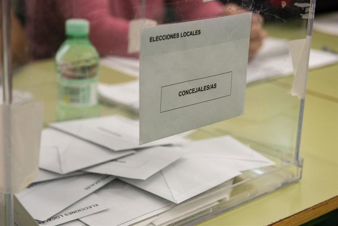 Urna en el colegio Alcalde Galindo de Chinchilla, a 28 de mayo de 2023, Chinchilla, Albacete, Castilla-La Mancha (España). Hoy, 28M, se celebran elecciones municipales en un total de 8.131 ayuntamientos y elecciones autonómicas en 12 comunidades autónom