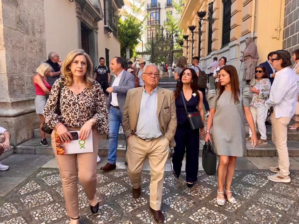 Visita a Granada del consejero de Cultura en Castilla y León, Gonzalo Santonja, en imagen de archivo con el Grupo Municipal de Vox en Granada capital