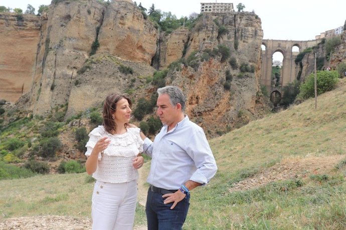 Archivo - El coordinador general del PP, Elías Bendodo, con la candidata a la Alcaldía de Ronda (Málaga).