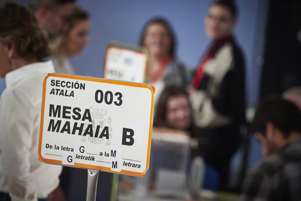 Votaciones en un colegio electoral, a 28 de mayo de 2023, en Pamplona, Navarra (España). 