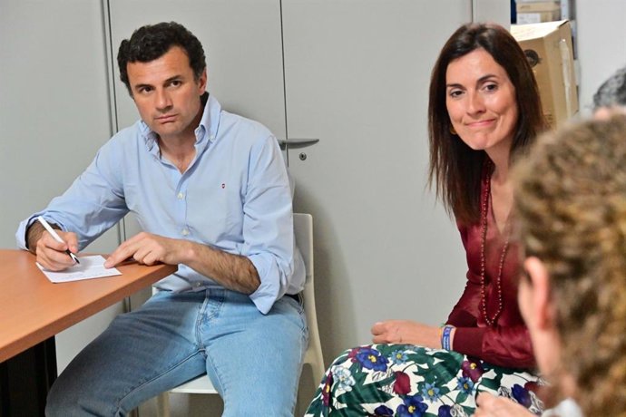 Bruno García en una reunión con una asociación.