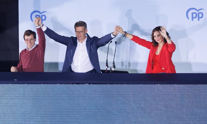 (I-D) El alcalde de Madrid y candidato a la reelección, José Luis Martínez-Almeida; el líder del Partido Popular, Alberto Núñez Feijóo, y la presidenta de la Comunidad de Madrid y candidata a la reelección, Isabel Díaz Ayuso, celebran la victoria del part