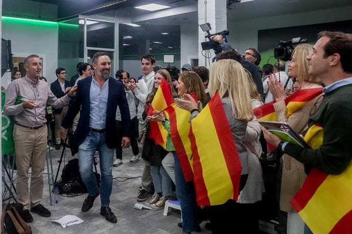 El líder de Vox, Santiago Abascal, a su llegada para comparecer en una rueda de prensa durante el seguimiento de la jornada electoral en la sede nacional de Vox