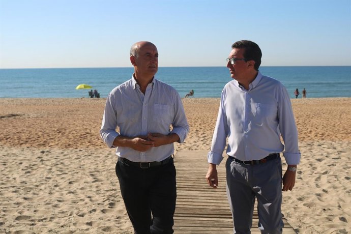 Archivo - El presidente del PP de Huelva, Manuel Andrés González, junto al alcalde de Lepe, Juan Manuel González, en una imagen de archivo.