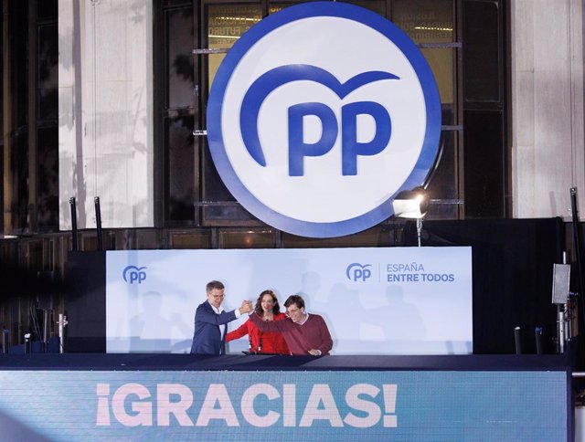 El líder del Partido Popular, Alberto Núñez Feijóo; la presidenta de la Comunidad de Madrid, Isabel Díaz Ayuso, y el alcalde de Madrid, José Luis Martínez-Almeida, celebran el resultado del 28M