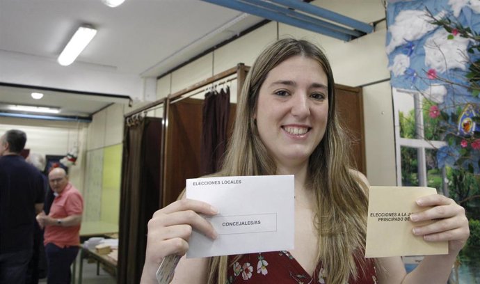 La candidata de Podemos Xixón a la Alcaldía de Gijón, Olaya Suárez, antes de ejercer su derecho al voto
