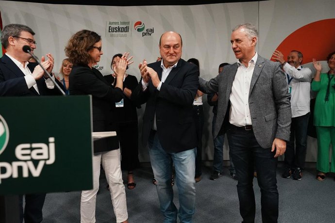 (I-D) El alcalde de Bilbao y candidato a la reelección por el PNV, Juan María Aburto; la candidata de PNV a diputada general de Bizkaia, Elixabete Etxanob; el presidente del EBB del PNV, Andoni Ortuzar, y el Lehendakari, Iñigo Urkullu, tras el seguimien