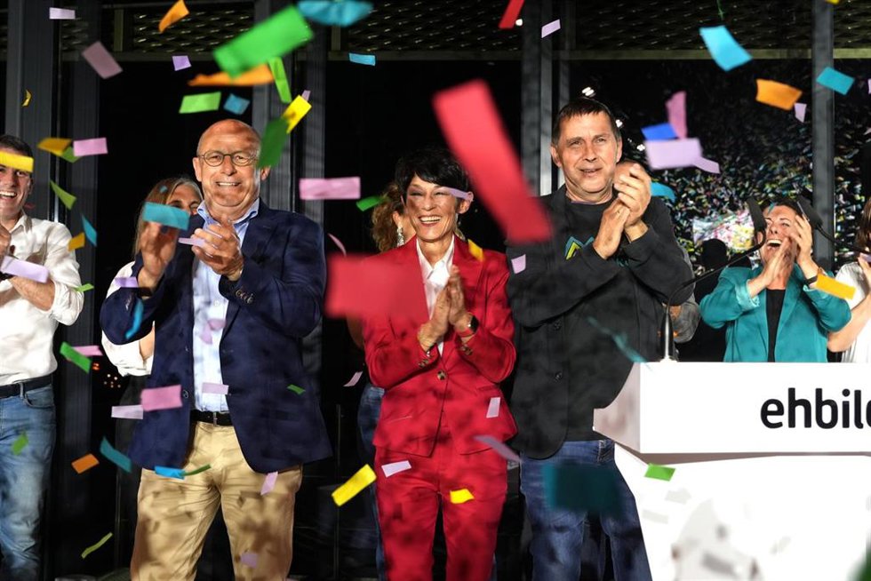 (I-D) El candidato de EH Bildu a la alcaldía de Donostia, Juan Karlos Izagirre; la candidata de EH Bildu a la Alcaldía de Vitoria-Gasteiz, Rocío Vitero, y el coordinador general de EH Bildu, Arnaldo Otegi