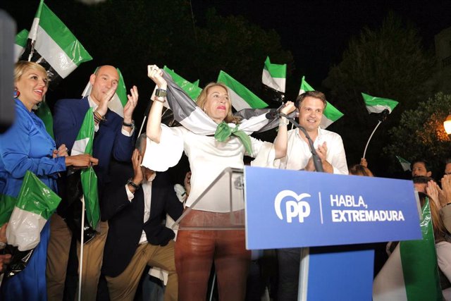 La presidenta del PP de Extremadura y candidata a la Junta, María Guardiola, celebra el resultado electoral.