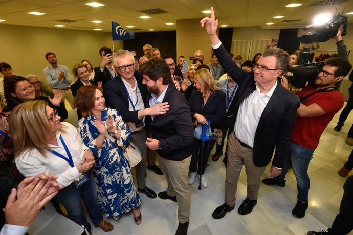 Los candidatos del PP a la Presidencia de la Comunidad, Fernando López Miras, y a la Alcaldía de Murcia, José Ballesta, saludan a militantes congregados en Sercotel Amistad, en Murcia, antes de valorar los resultados de las elecciones autonómicas y loca
