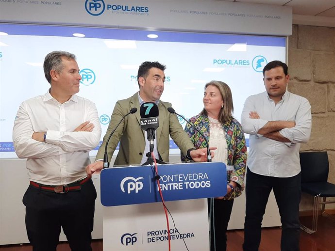 El presidente provincial del PP en Pontevedra, Luis López, comparece ante los medios en la noche electoral del 28M de 2023, tras confirmarse que su partido recupera la Diputación.