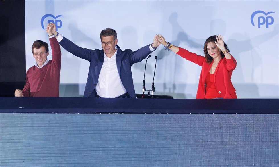 (I-D) El alcalde de Madrid y candidato a la reelección, José Luis Martínez-Almeida; el líder del Partido Popular, Alberto Núñez Feijóo, y la presidenta de la Comunidad de Madrid y candidata a la reelección, Isabel Díaz Ayuso, celebran la victoria del pa