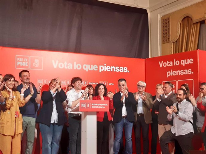 El alcalde de Portugalete, Mikel Torres, junto al secretario general del PSE-EE, Eneko Andueza, y otros candidatos socialistas