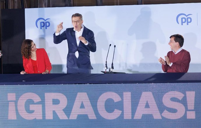 (I-D) La presidenta de la Comunidad de Madrid y candidata a la reelección, Isabel Díaz Ayuso; el líder del Partido Popular, Alberto Núñez Feijóo, y el alcalde de Madrid y candidato a la reelección, José Luis Martínez-Almeida, celebran la victoria del pa