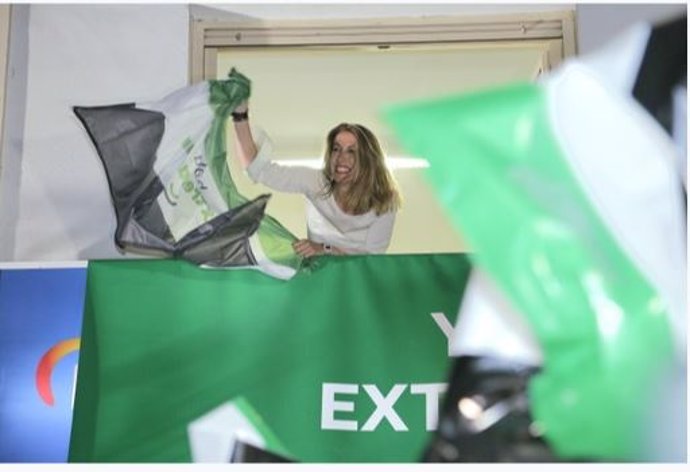 La candidata de PP a la Presidencia de la Junta de Extremadura, María Guardiola, celebra los resultados electorales en la sede regional del PP